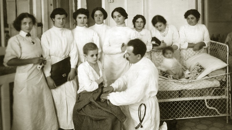 Женский медицинский институт. Занятие по педиатрии. Кафедра профессора Д. А. Соколова, 1914 г.