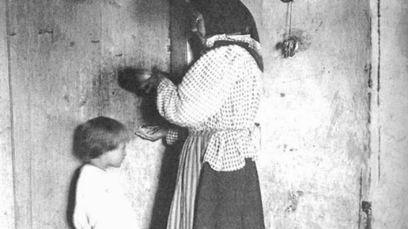Знахарка «лечит» ребёнка заговорённой водой. 1914