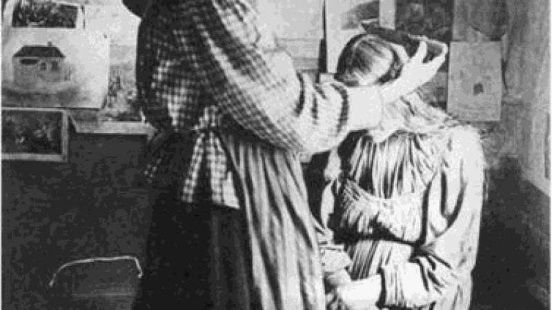 Знахарка «лечит» припадочную, Рязанская губерния, 1914 год