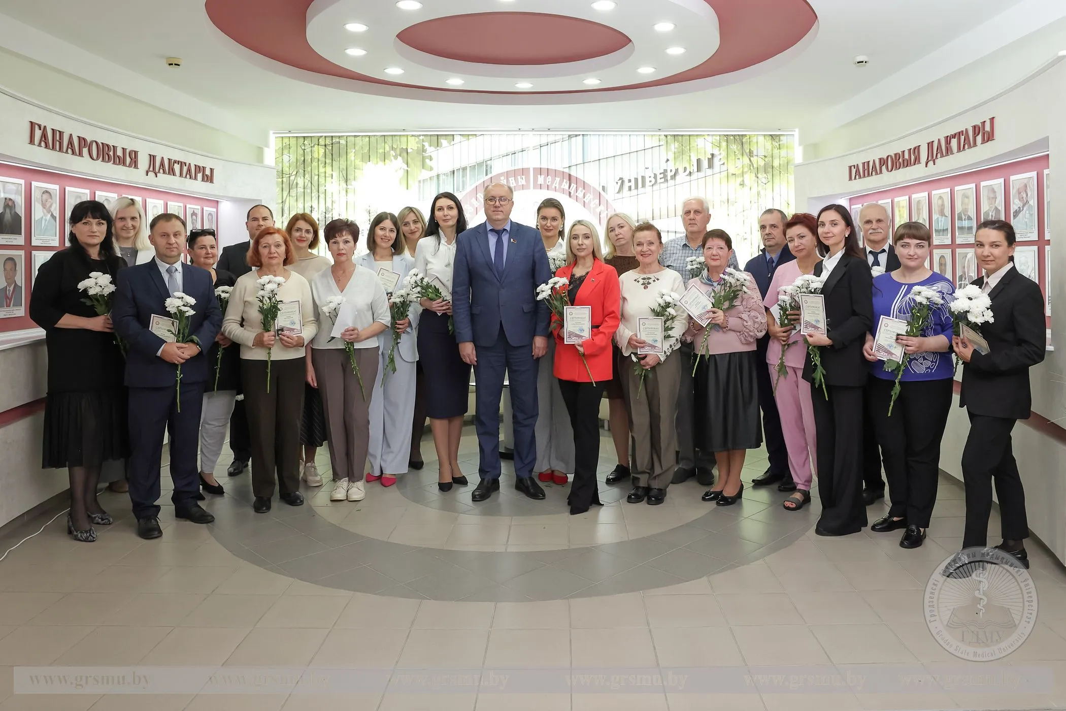 Сердце университета – в людях. В ГрГМУ состоялось открытие обновленной Доски почета сотрудников