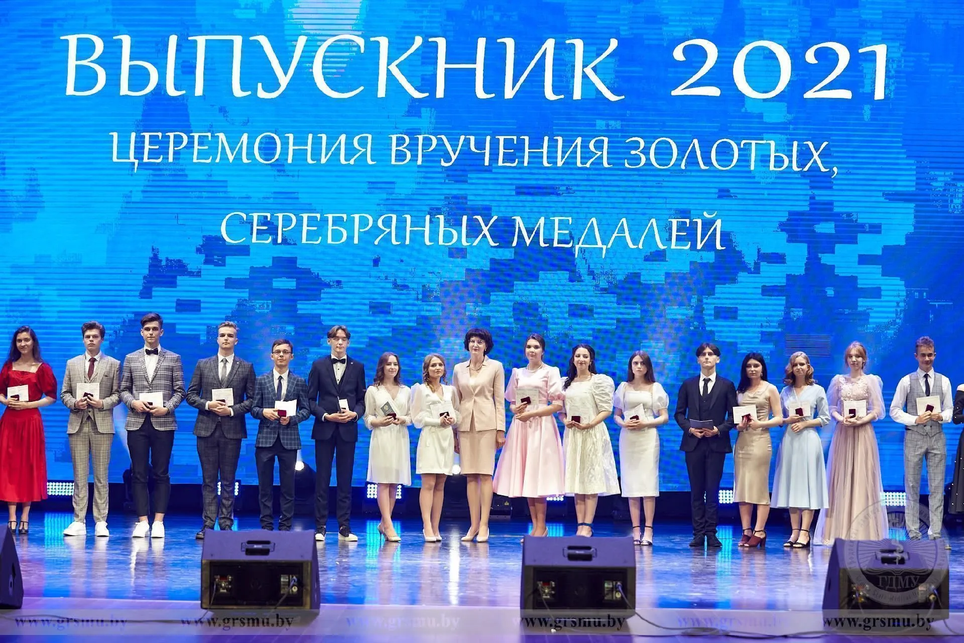 Лучшие из лучших! Ректор ГрГМУ Елена Николаевна Кроткова вручила медали и аттестаты выпускникам 2021 года