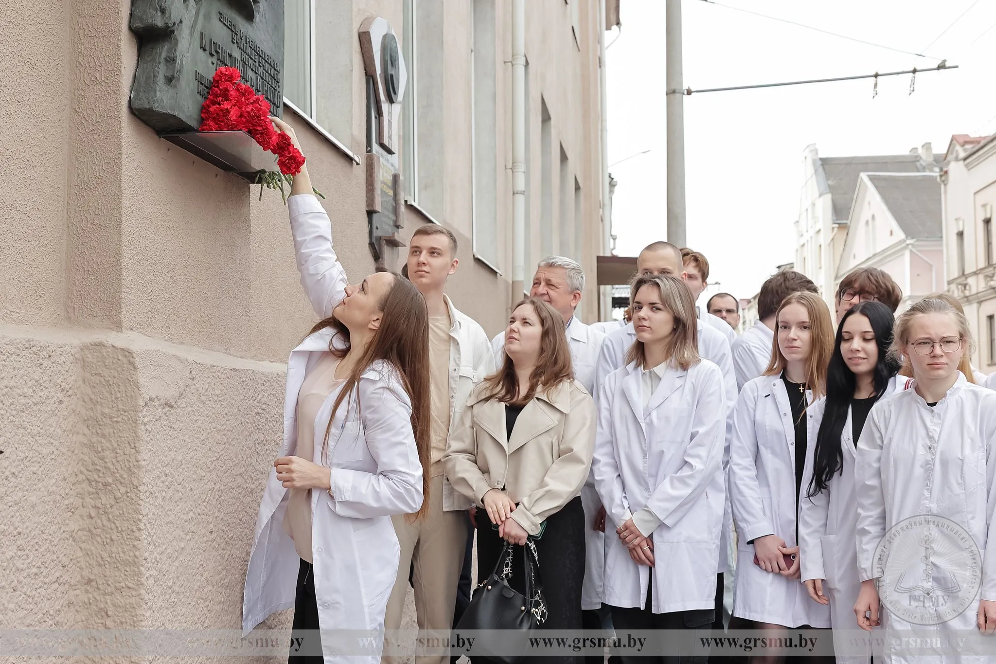 Память о героях живет, пока мы помним и чтим их подвиг. Коллектив ГрГМУ возложил цветы к мемориальной доске героев Великой Отечественной войны