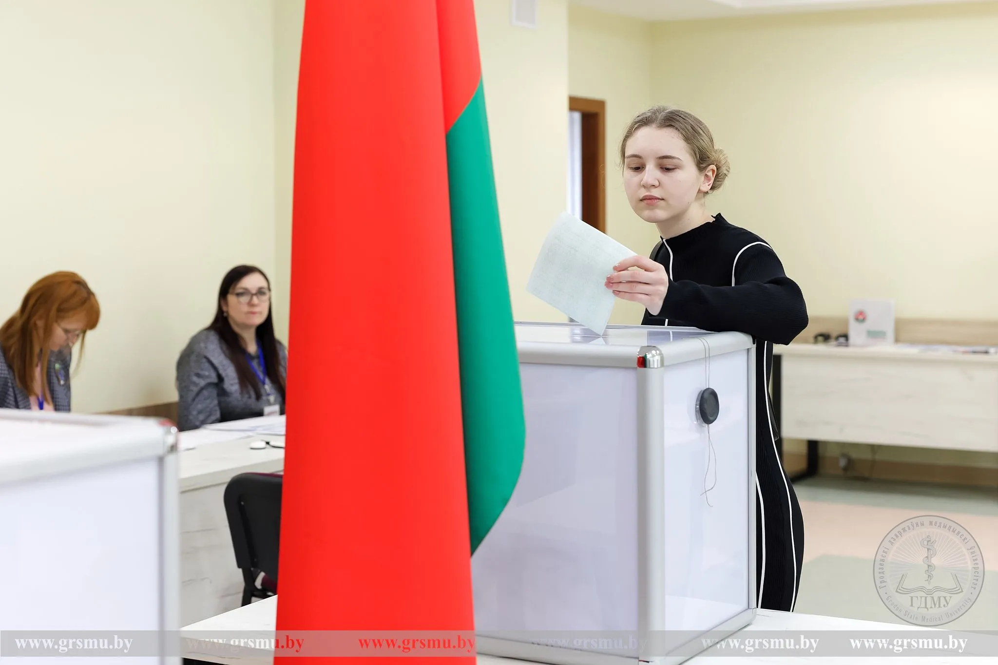 В Беларуси стартовало досрочное голосование. Активно работают участки для голосования, расположенные в ГрГМУ