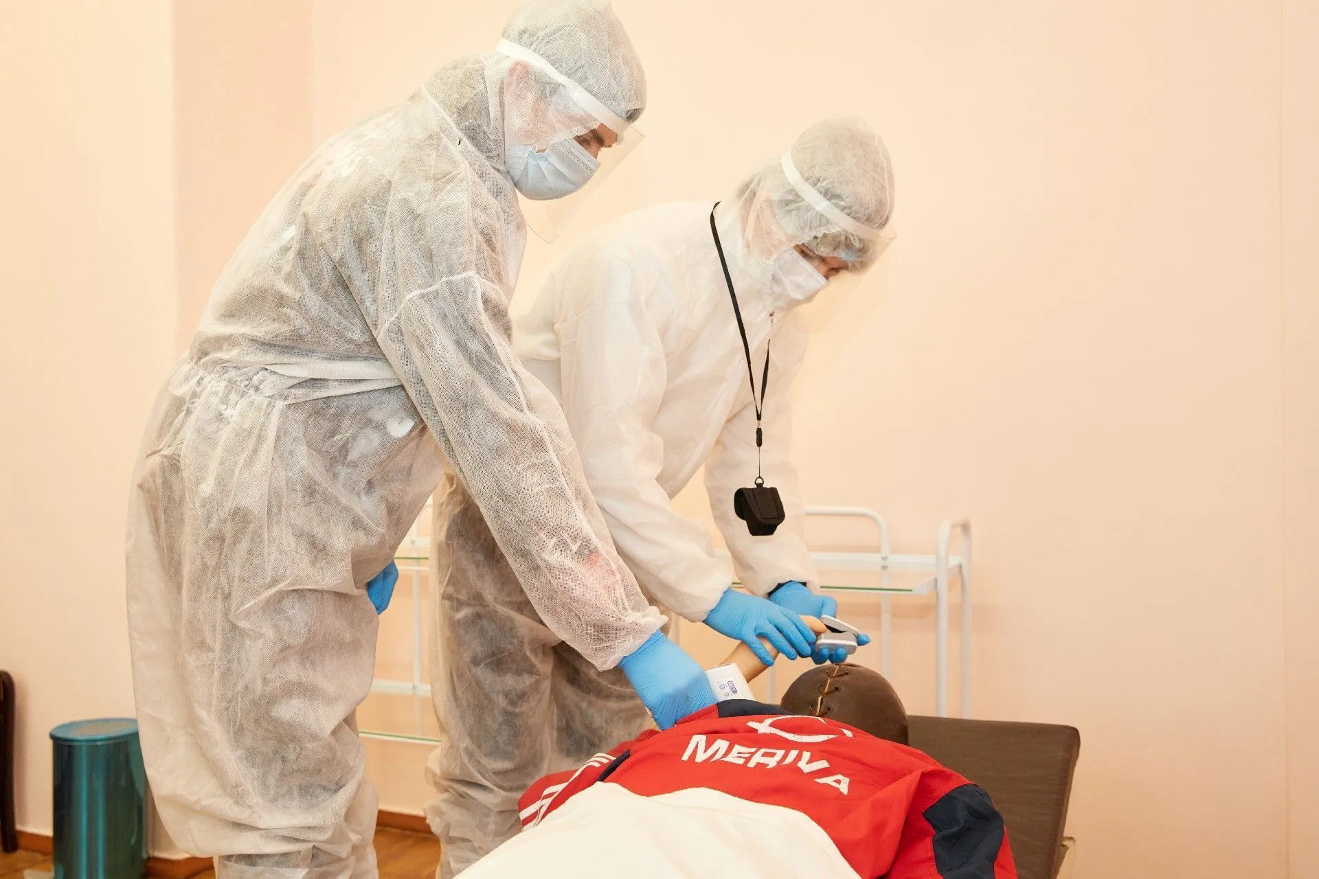 Вход только в полной экипировке. Как проходят занятия в симуляционном центре ГрГМУ, имитирующем «красную зону»