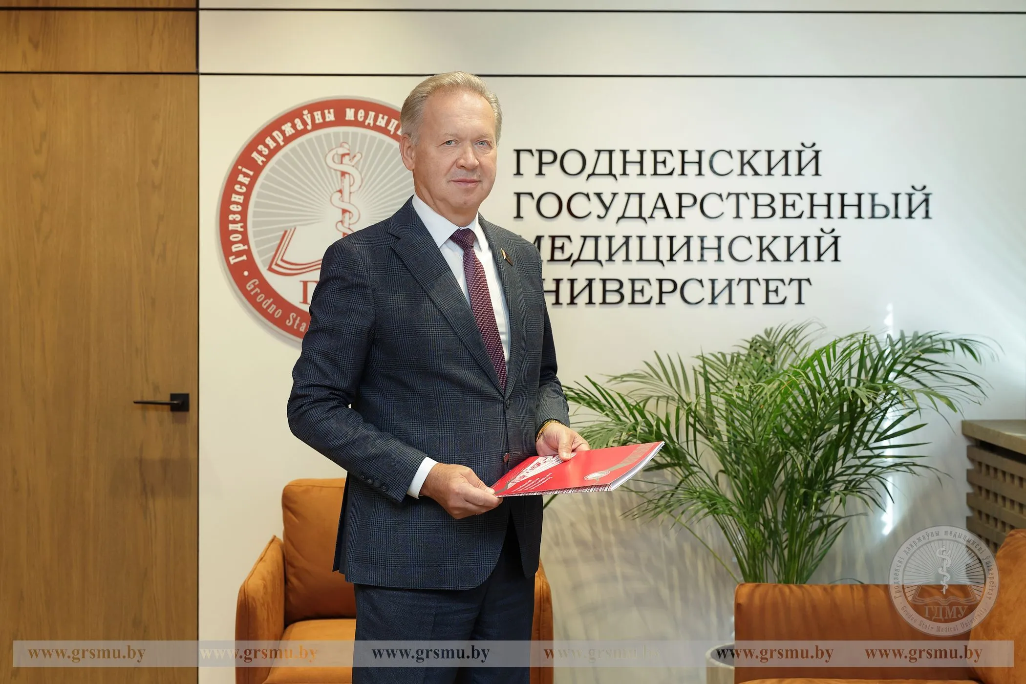 Поздравление ректора ГрГМУ Игоря Георгиевича Жука с Днем учителя!