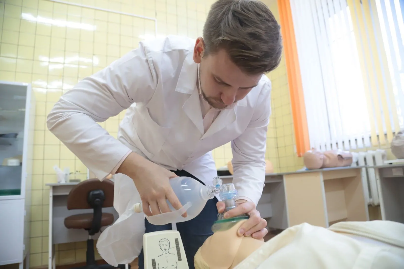 «Медицина – это неразрывный симбиоз теории и практики». Молодой специалист Антон Лемеш рассказал о том, почему решил вернуться в родную Alma Mater