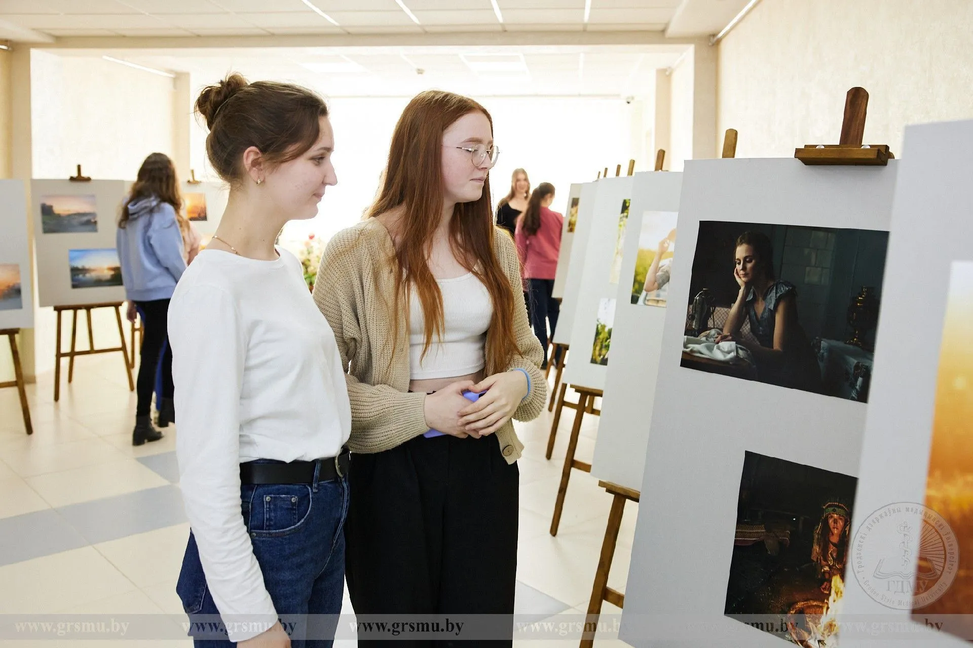 В ГрГМУ проходит выставка гродненского фотографа «Романтика легкой дымки»