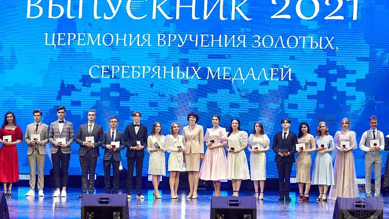 Лучшие из лучших! Ректор ГрГМУ Елена Николаевна Кроткова вручила медали и аттестаты выпускникам 2021 года