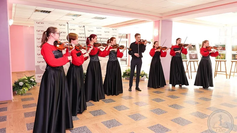 Искренние слова благодарности и теплые пожелания женщинам: в Гродненском медуниверситете накануне 8 Марта прошел праздничный концерт