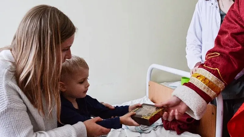 Поздравили маленьких пациентов лор-отделения ГУК