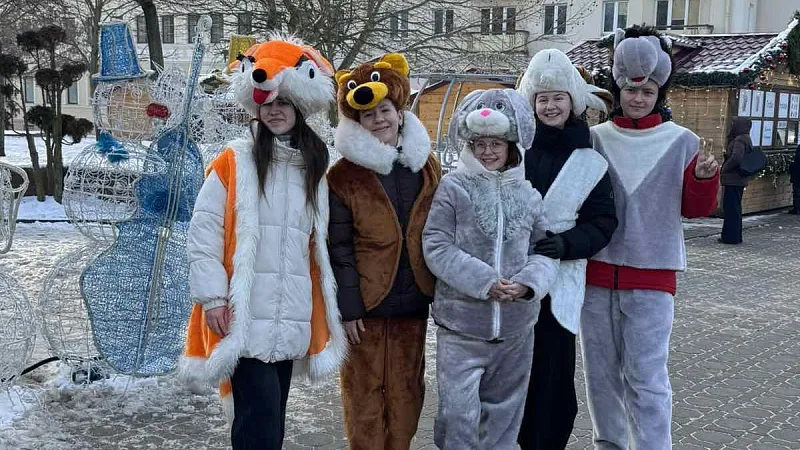 Новогодняя сказка для горожан. Творческие коллективы ГрГМУ представили праздничную программу у терема Деда Мороза