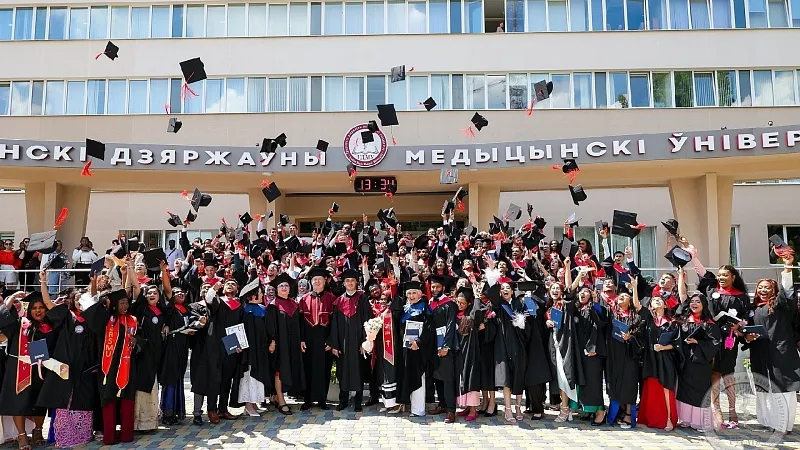"Вы везде будете носить гордое звание выпускника ГрГМУ". Выпускной факультета иностранных учащихся