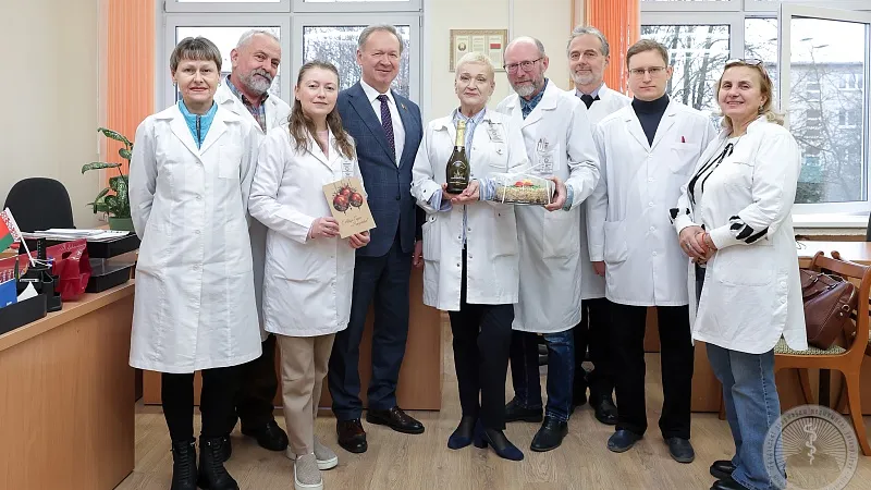 Новогодние поздравления и подарки! Руководство ГрГМУ поздравляет коллектив университета с наступающими праздниками