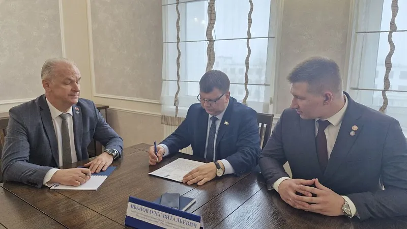 Студент ГрГМУ Матвей Лянцевич принял участие в личном приеме граждан членом Постоянной комиссии Совета Республики Национального собрания Олегом Ивановым