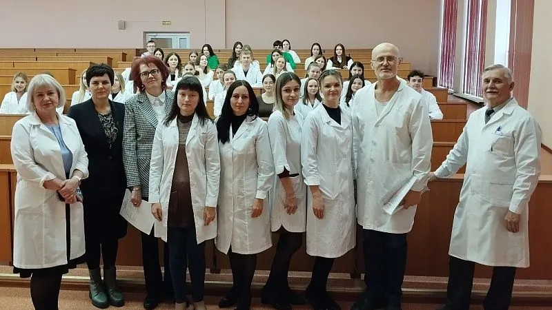Семинар «Наркотики административная и уголовная ответственность». Участники семинара – сотрудники кафедры гистологии, цитологии и эмбриологии, адвокаты юридической консультации Октябрьского района г. Гродно Ж. Г. Макаревич и И. Е. Слаута, а также студент