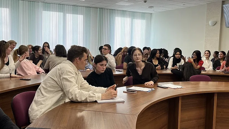 В ГрГМУ в рамках недели иностранных языков состоялся круглый стол, посвященный Году белорусской женщины
