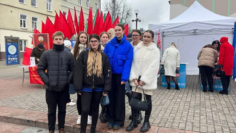Наш голос имеет значение! Студенты-активисты БРСМ участвуют в предвыборном пикете по сбору подписей для выдвижения кандидатов в Президенты Республики Беларусь