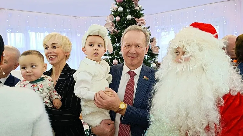 Теплые улыбки малышей, веселые хороводы и подарки! Руководство ГрГМУ приняло участие в акции «Наши дети»