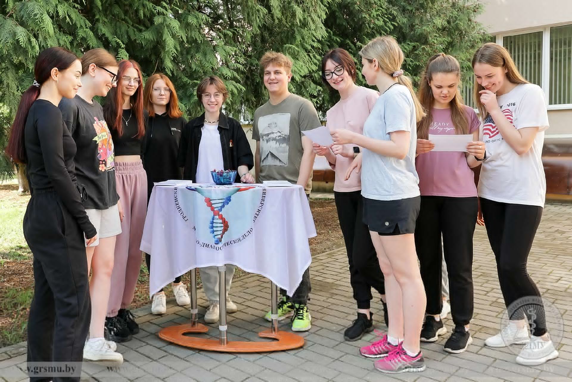 Брось сигарету – получи конфету! Медико-диагностический факультет ГрГМУ провел акцию против курения