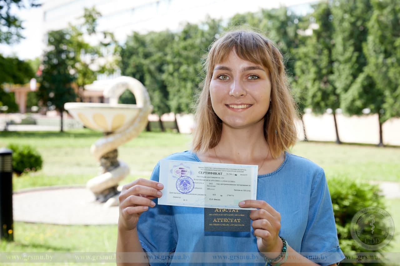 «Я знаю, что он лучший в стране!» Абитуриентка со 100-балльным сертификатом по биологии рассказала, почему выбрала именно ГрГМУ