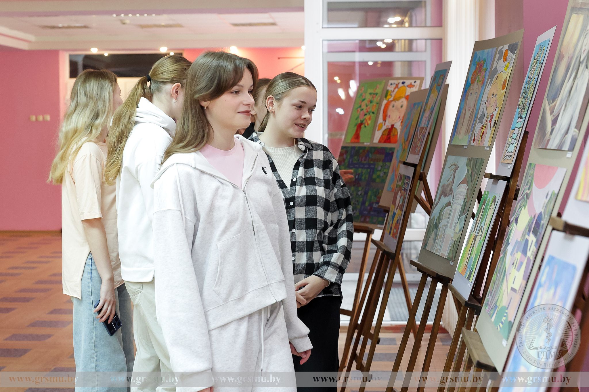 Неделя родительской любви: выставка «Семья – самое главное богатство» работает в ГрГМУ