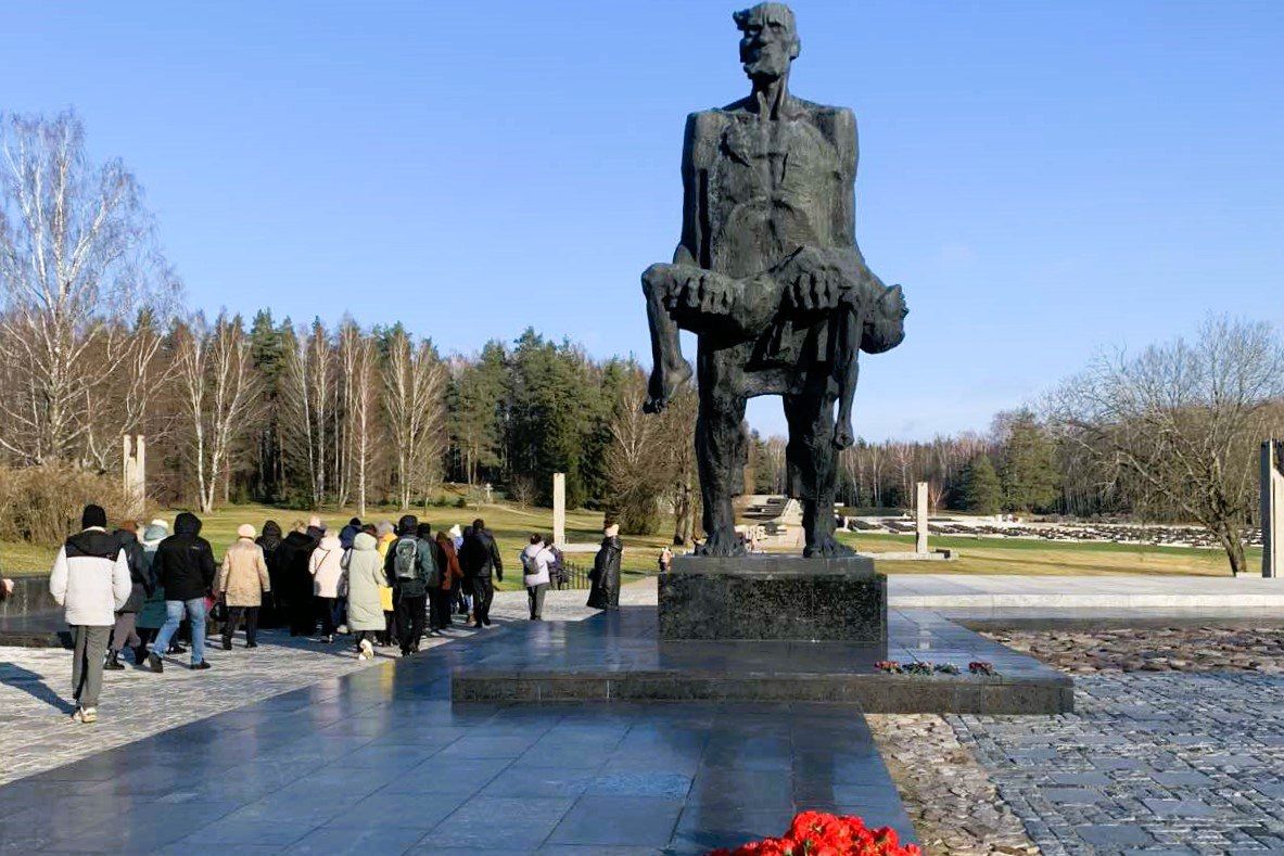 Сотрудники Гродненского медуниверситета посетили мемориальный комплекс «Хатынь»