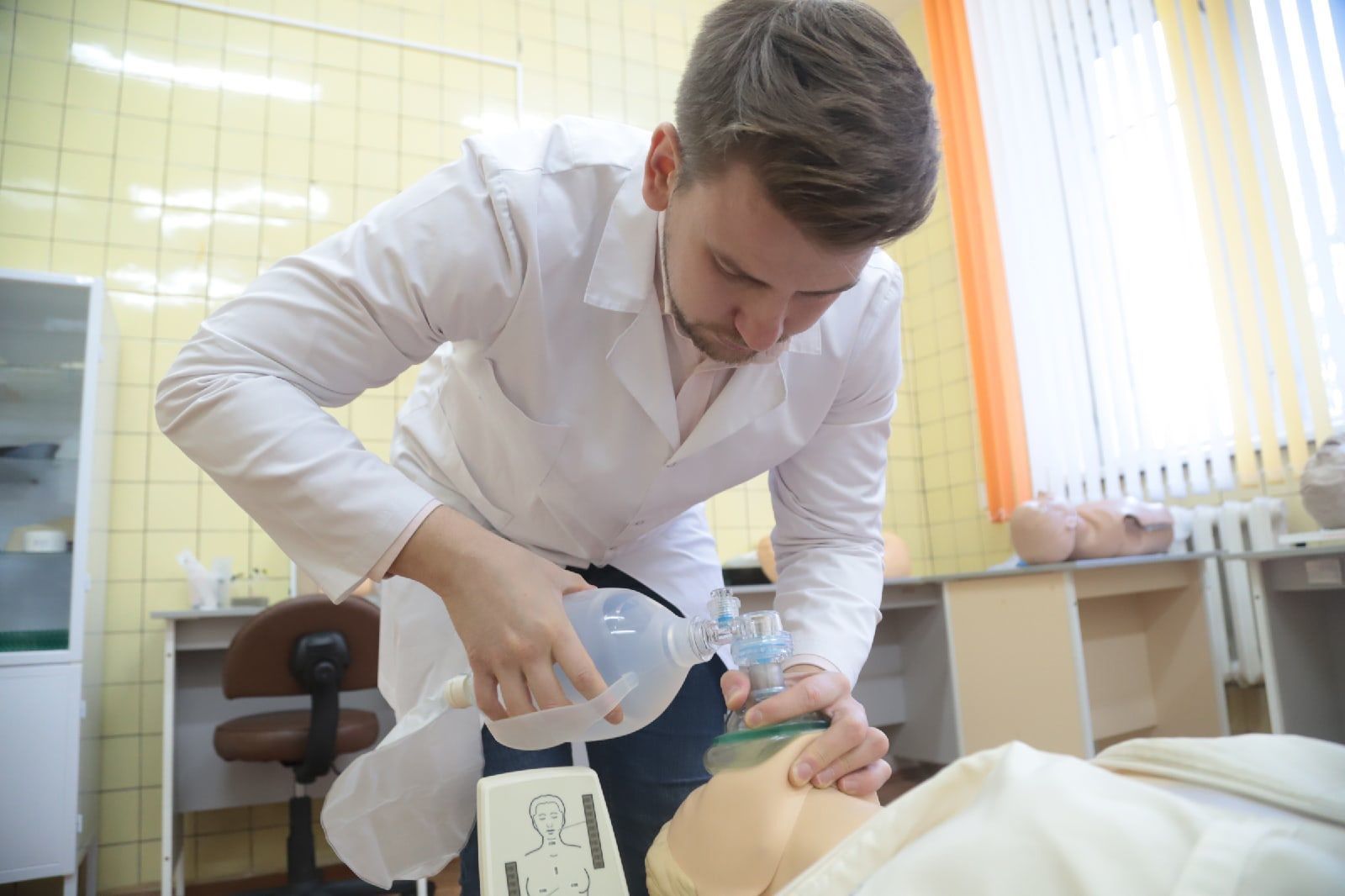 «Медицина – это неразрывный симбиоз теории и практики». Молодой специалист Антон Лемеш рассказал о том, почему решил вернуться в родную Alma Mater