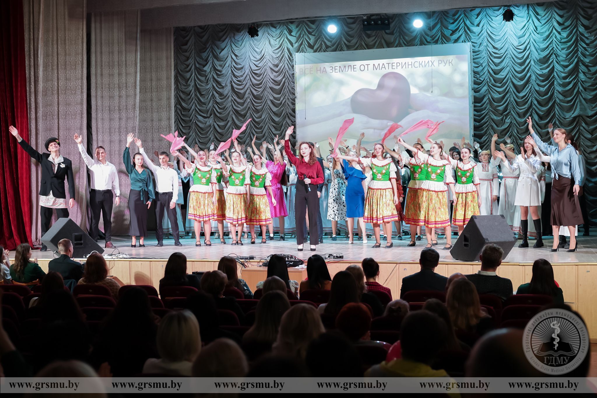 С любовью к мамам! Праздничный концерт ко Дню матери прошел в ГрГМУ