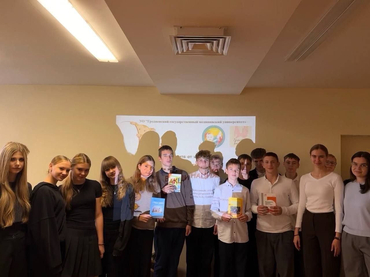 Здоровый разговор в школах Гродно: сон, вакцинация, антиикурение, зрение и антибуллинг - неделя просвещения от педиатрического факультета