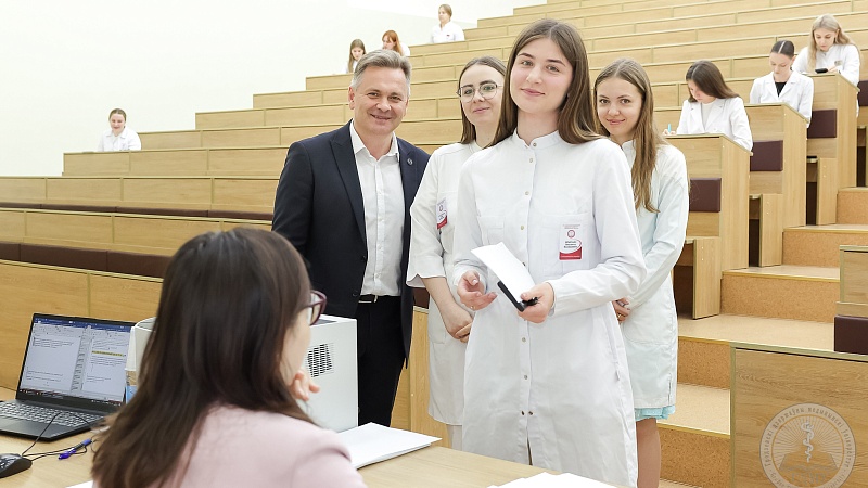 Выпускники педиатрического факультета продолжают сдавать государственные экзамены