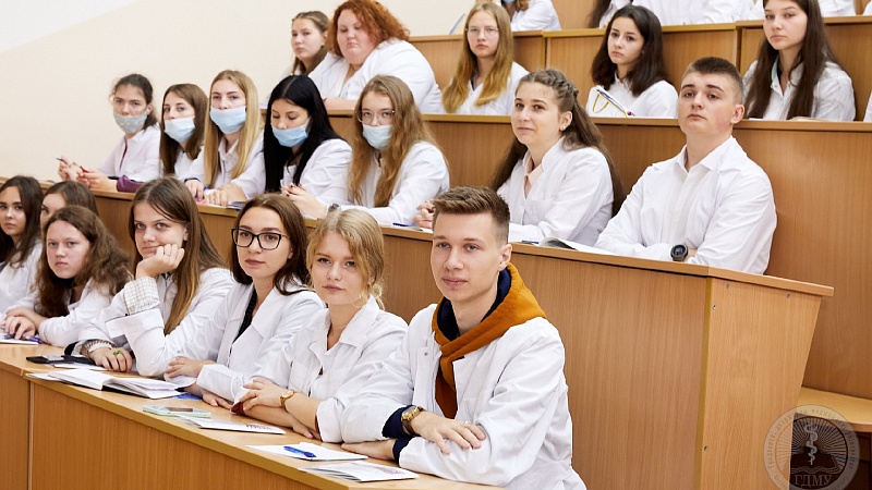 Напутственные слова и знакомство с университетом. В ГрГМУ прошли собрания факультетов для первокурсников