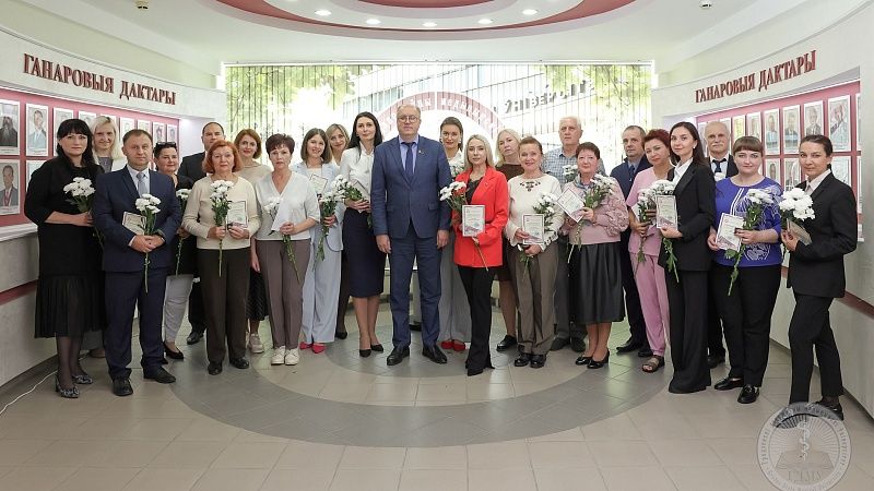 Сердце университета – в людях. В ГрГМУ состоялось открытие обновленной Доски почета сотрудников