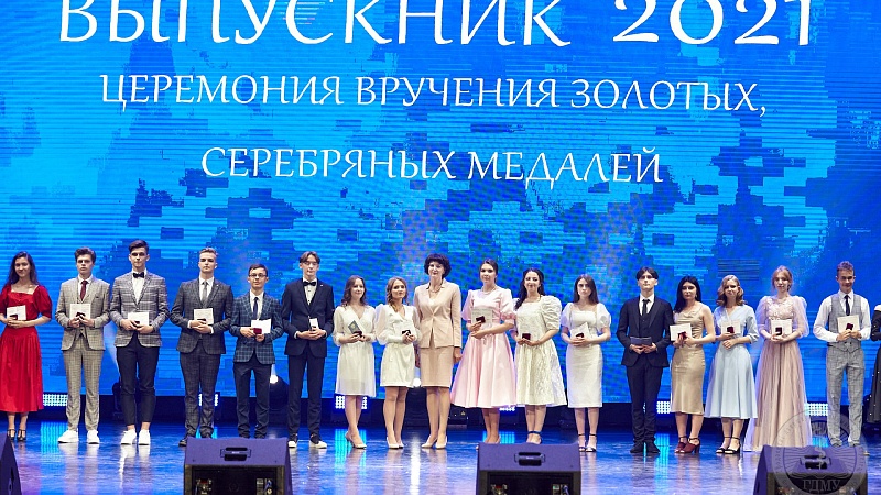 Лучшие из лучших! Ректор ГрГМУ Елена Николаевна Кроткова вручила медали и аттестаты выпускникам 2021 года
