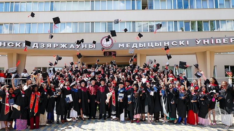 "Вы везде будете носить гордое звание выпускника ГрГМУ". Выпускной факультета иностранных учащихся
