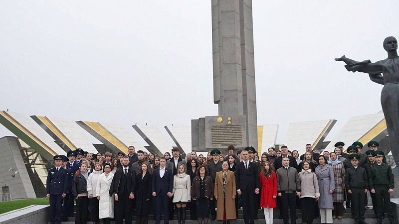 Участники финала «Счастливы вместе» возложили цветы к обелиску «Минск – город-герой»
