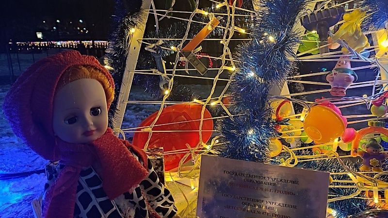 Аллея дизайнерских елок
