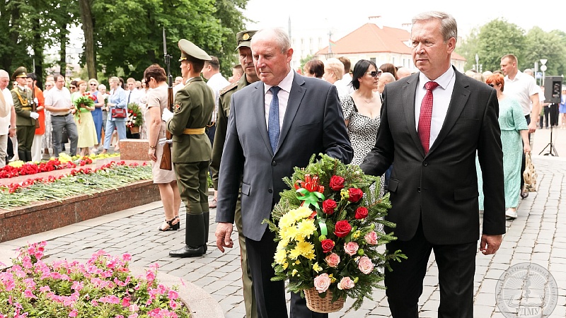 Вечная память героям! Руководство и коллектив ГрГМУ в День всенародной памяти жертв Великой Отечественной войны и геноцида белорусского народа приняли участие в митинге-реквиеме